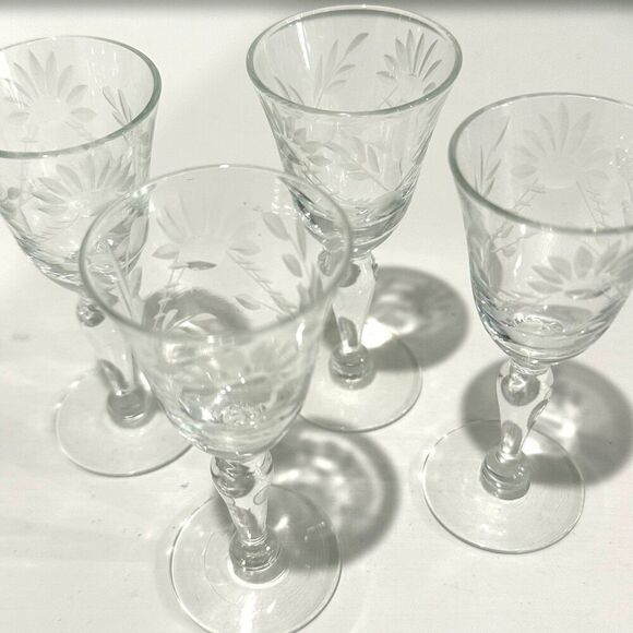 🩷3/$15🩷 Set of 4 Vintage Cordials - 1940's Etched with Flowers and Leaves - Picture 2 of 8